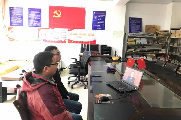 2、二局西藏分院职工在驻地收看两会。