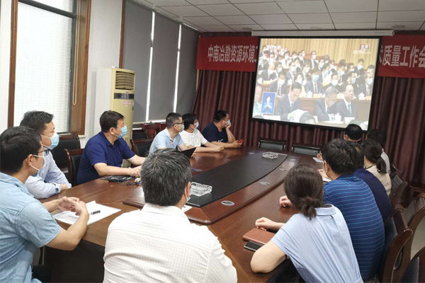 5、中南局资环公司组织干部职工收看两会。