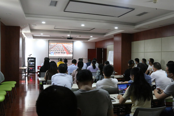 13、三川德青职工收看两会。 13、三川德青职工收看两会。