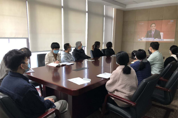 图六:10月30日,冶金地质总局所属研究院组织收看十九届五中全会新闻发布会。 图六:10月30日,冶金地质总局所属研究院组织收看十九届五中全会新闻发布会。