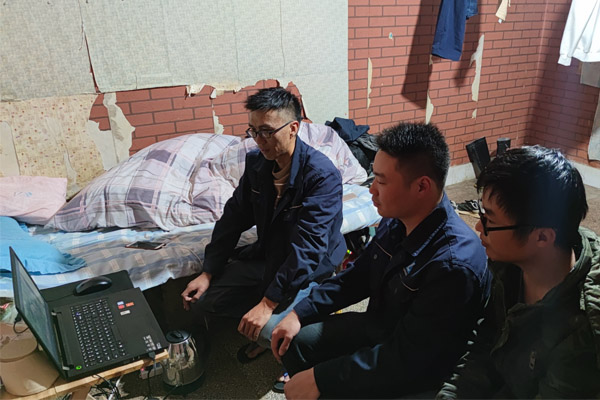 图八:昆明院中冶建设工程有限公司冶炼厂防渗工程施工项目组观看十九届五中全会 图八:昆明院中冶建设工程有限公司冶炼厂防渗工程施工项目组观看十九届五中全会