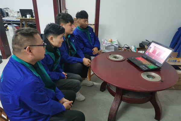 图九:10月29日,冶金地质总局所属三川德青天福庙项目部收看十九届五中全会新闻联播报道。 图九:10月29日,冶金地质总局所属三川德青天福庙项目部收看十九届五中全会新闻联播报道。