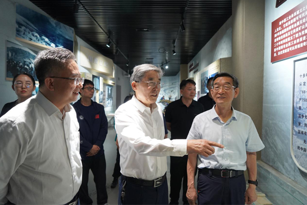 总局联合院士专家考察可可托海3号矿脉.jpg